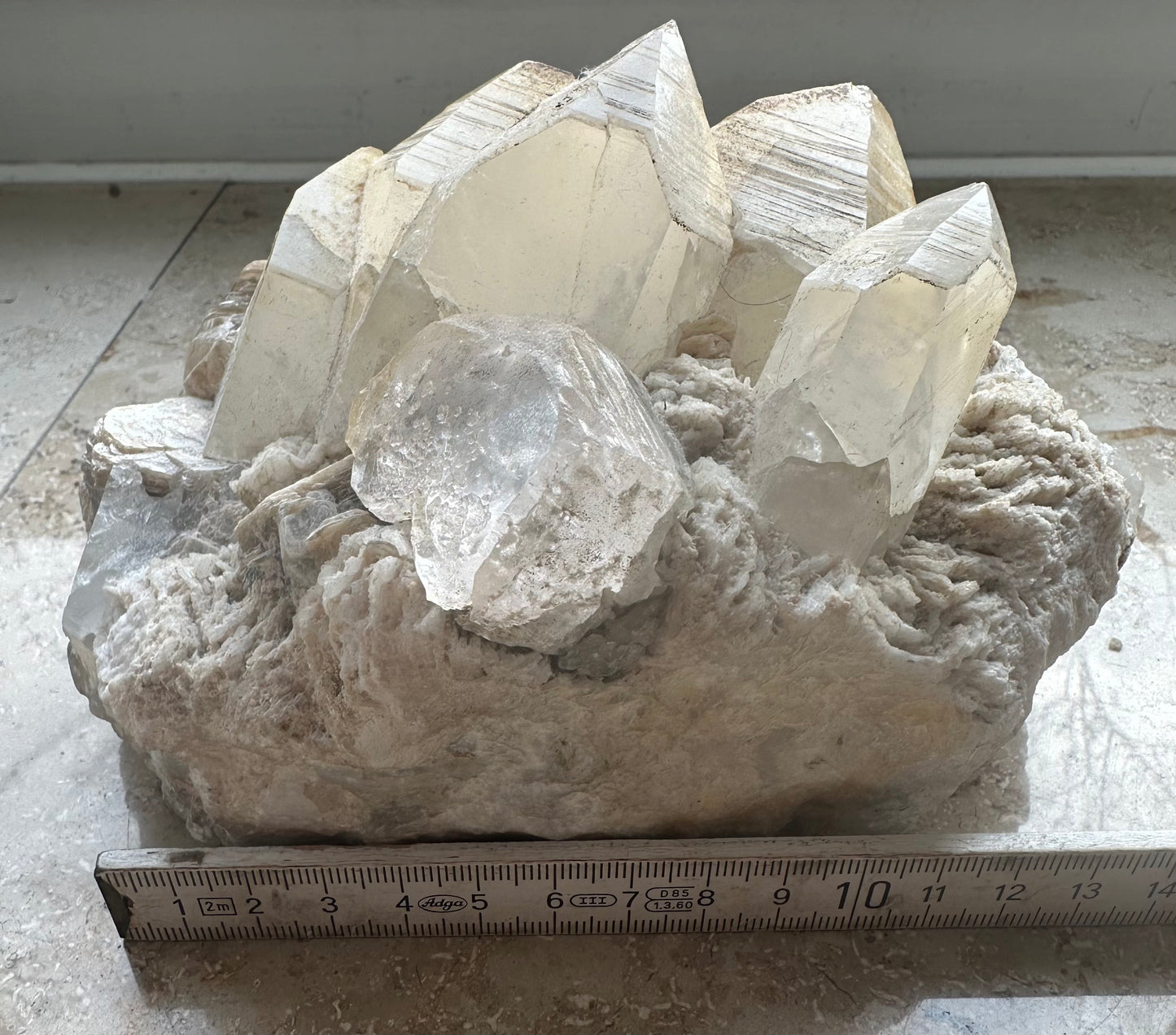 Kristall – Bergkristall mit Morganit, Muskovit und Baryt