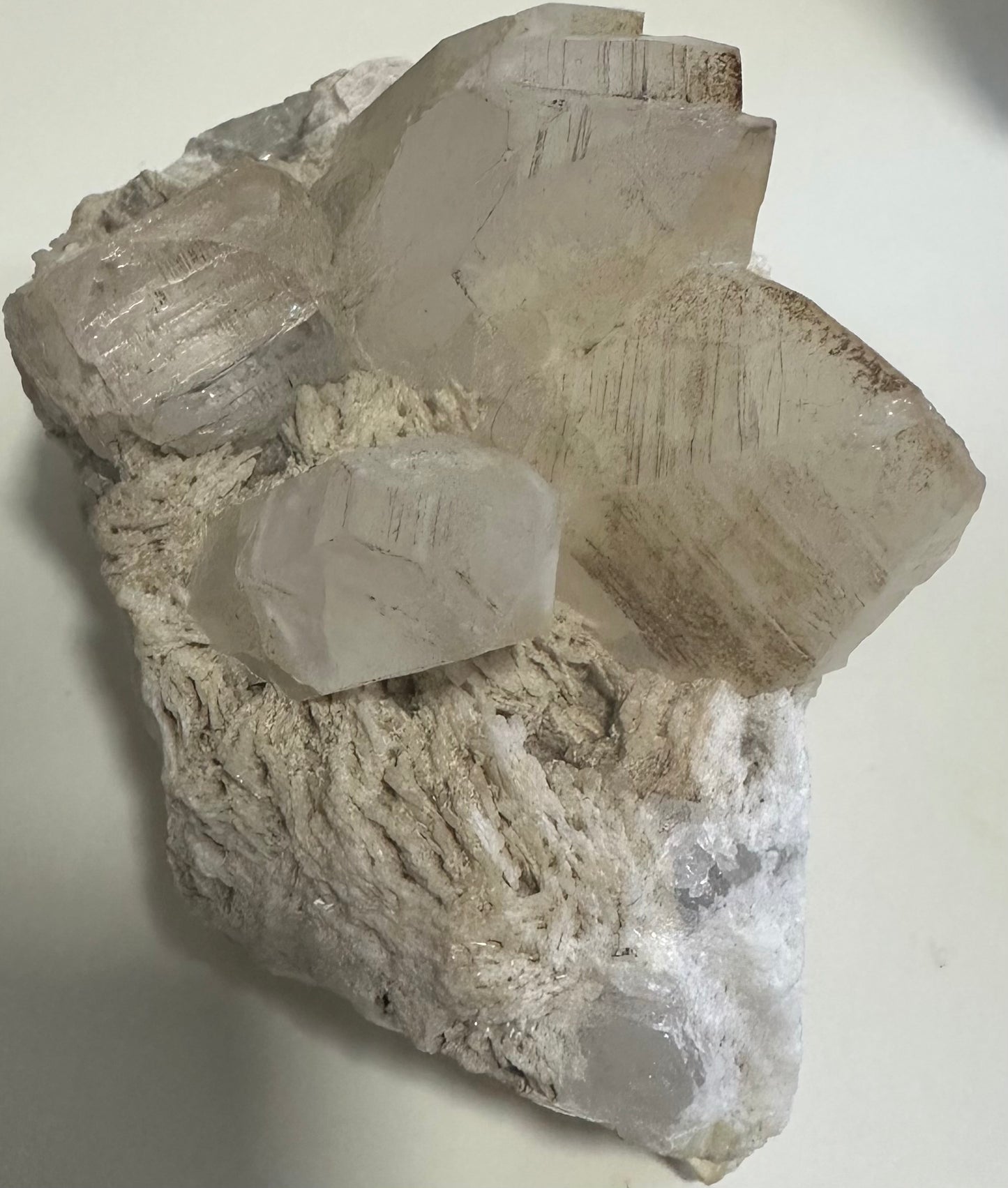 Kristall – Bergkristall mit Morganit, Muskovit und Baryt