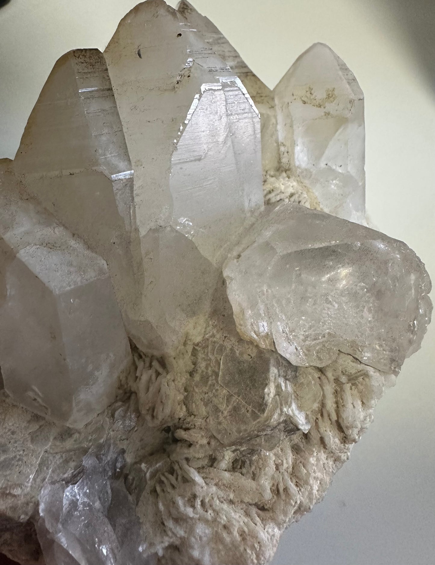 Kristall – Bergkristall mit Morganit, Muskovit und Baryt