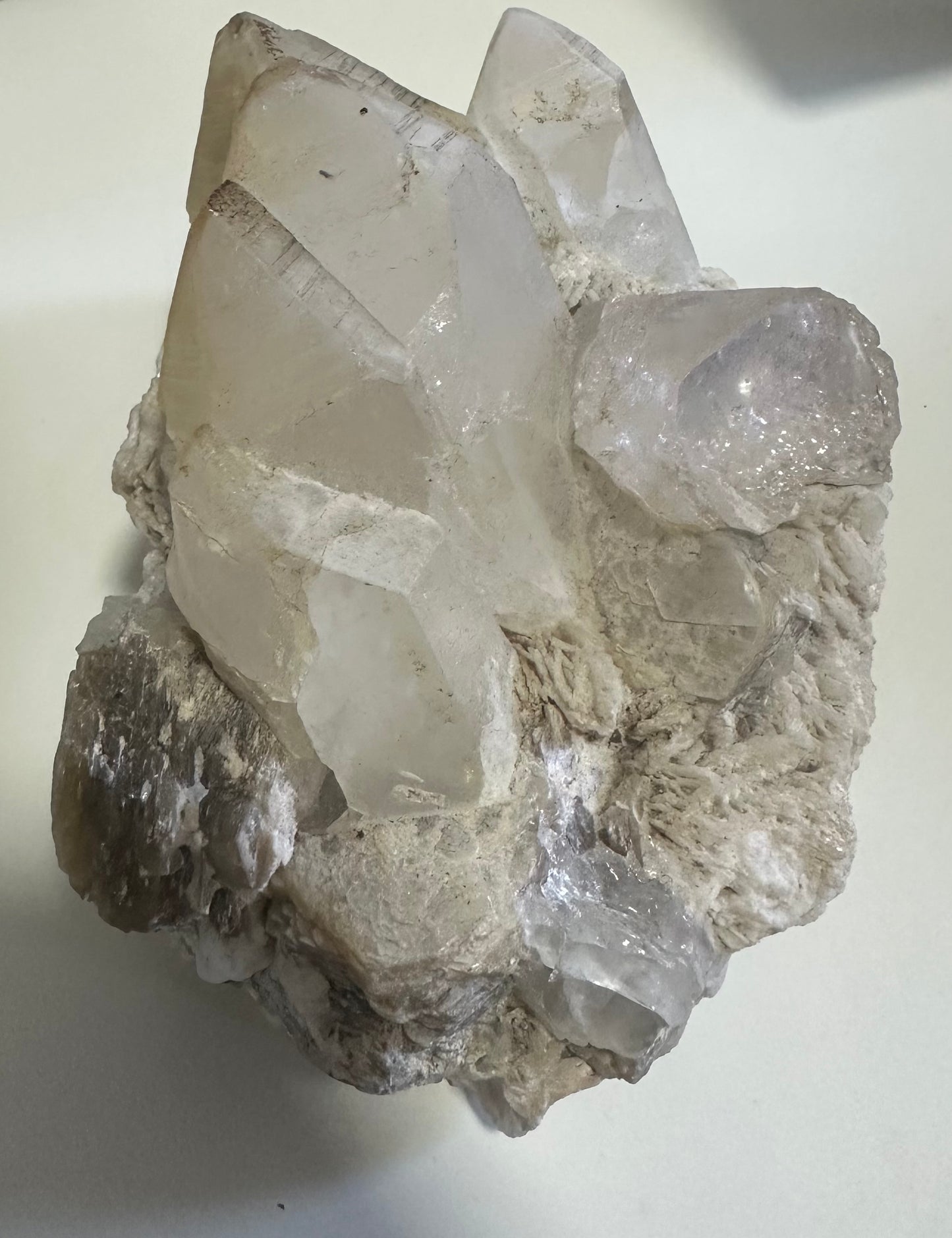 Kristall – Bergkristall mit Morganit, Muskovit und Baryt
