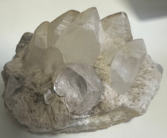 Kristall – Bergkristall mit Morganit, Muskovit und Baryt